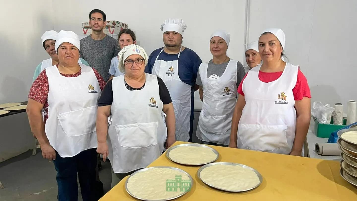 El jefe de Bromatología, Gustavo Orloff visito el emprendimiento de Pre pizzas de la Comunitaria de Fortín Olavarría