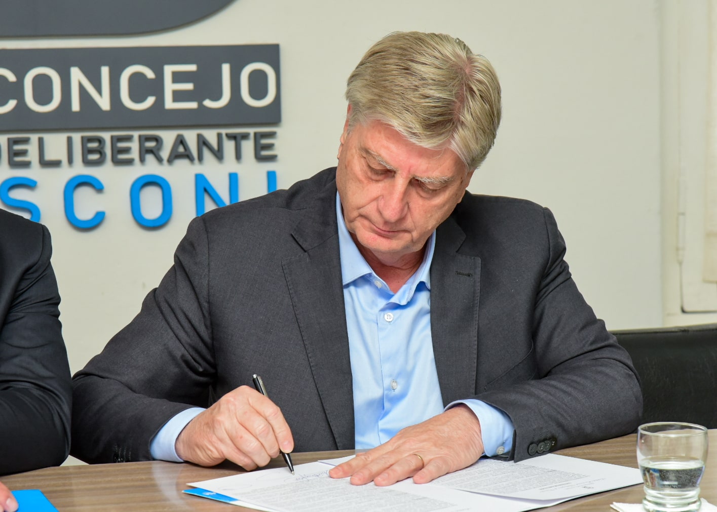 Ziliotto firma convenios para la construcción de viviendas en 5 localidades, mejorando la calidad de vida de los pampeanos